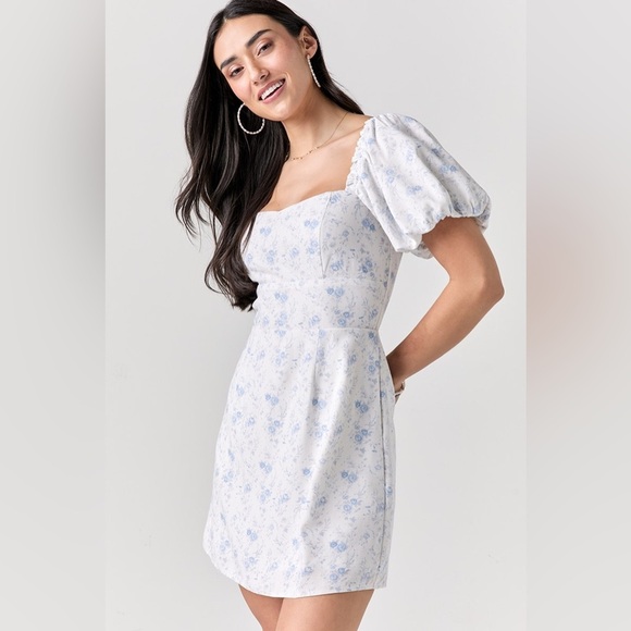 Francesca's Collections Dresses & Skirts - 🍰 Francesca’s Blue Floral Puff Sleeve Mini Dress